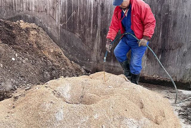 写真：籾殻と米糠を丁寧に混ぜる