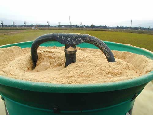 写真：米糠を均等に散布する